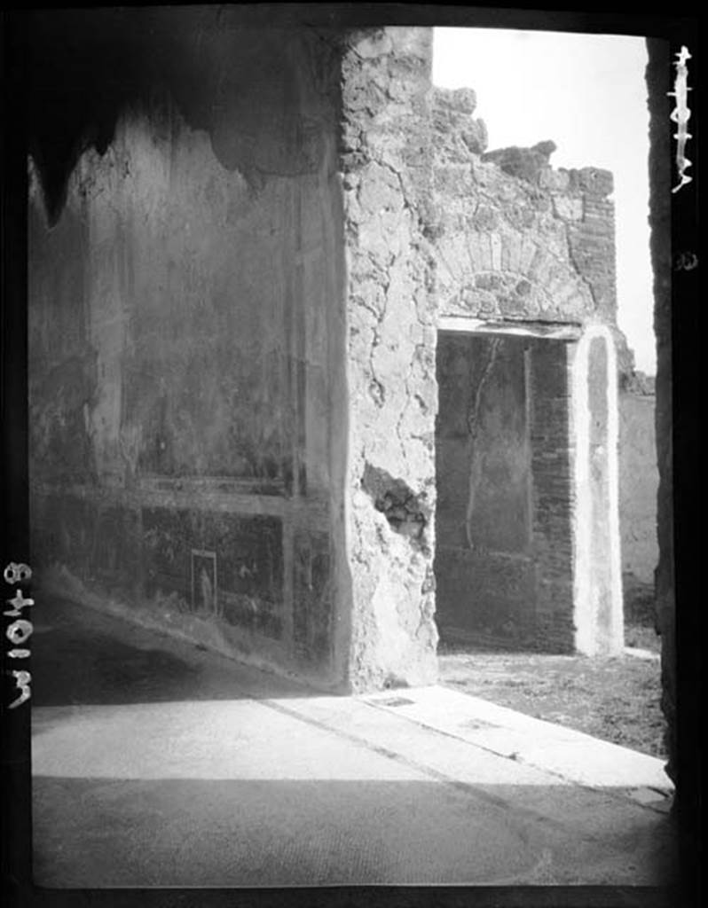 230407 Bestand-D-DAI-ROM-W.1048.jpg
VI.9.6 Pompeii. W.1048. Looking south-east along south wall of portico and through doorway into atrium of VI.9.7.
Photo by Tatiana Warscher. With kind permission of DAI Rome, whose copyright it remains. 
See http://arachne.uni-koeln.de/item/marbilderbestand/230407 
