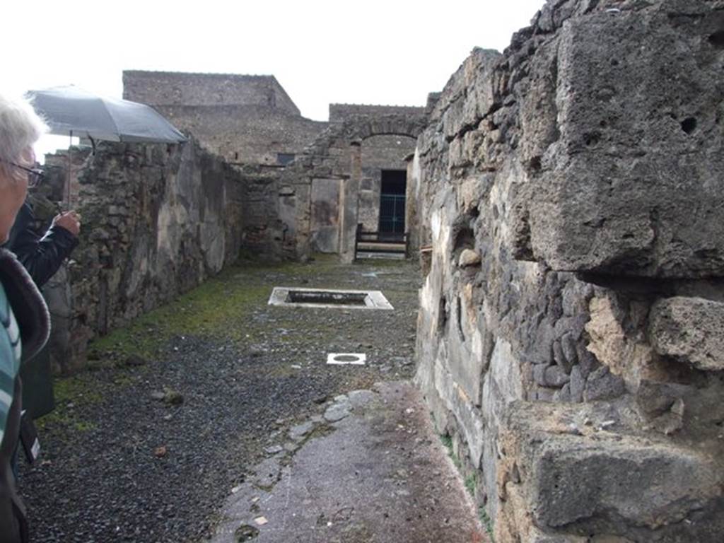 VI.10.2 Pompeii.  March 2009.  Looking west through Tablinum to front of house.