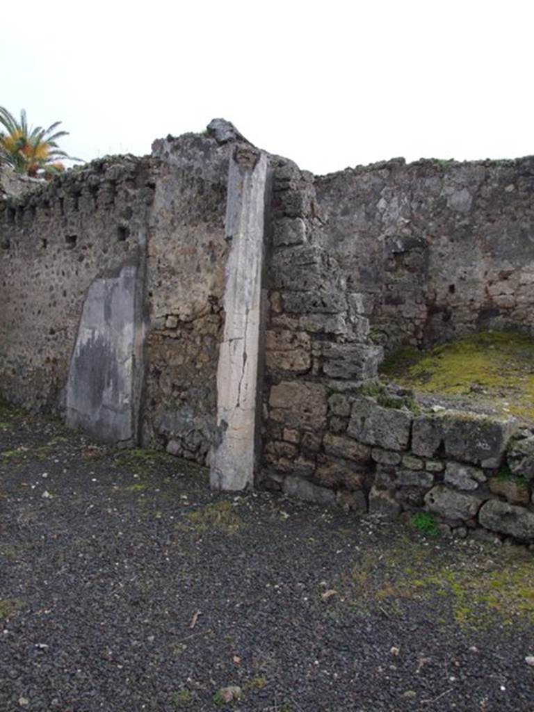 VI.10.2 Pompeii.  March 2009.  South wall of triclinium and garden area with remains of column.