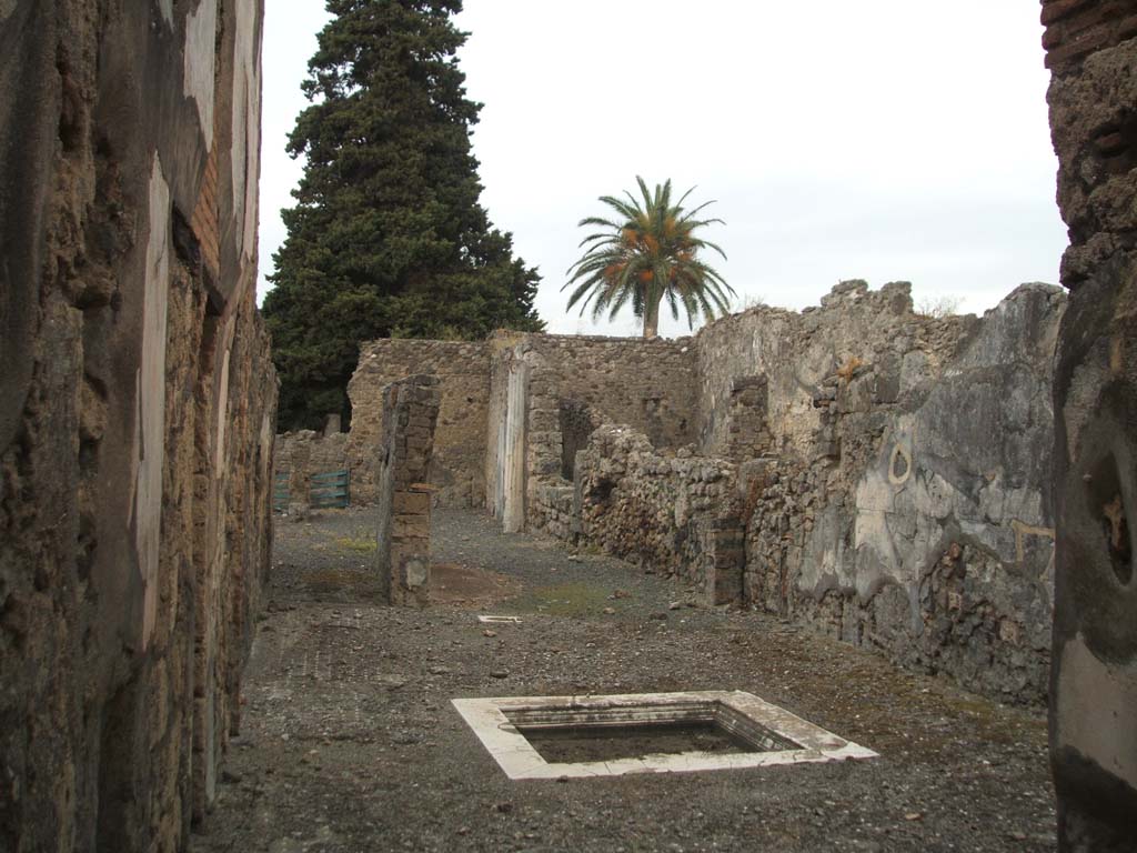 VI.10.2 Pompeii. May 2005. Looking east across atrium with marble impluvium.
