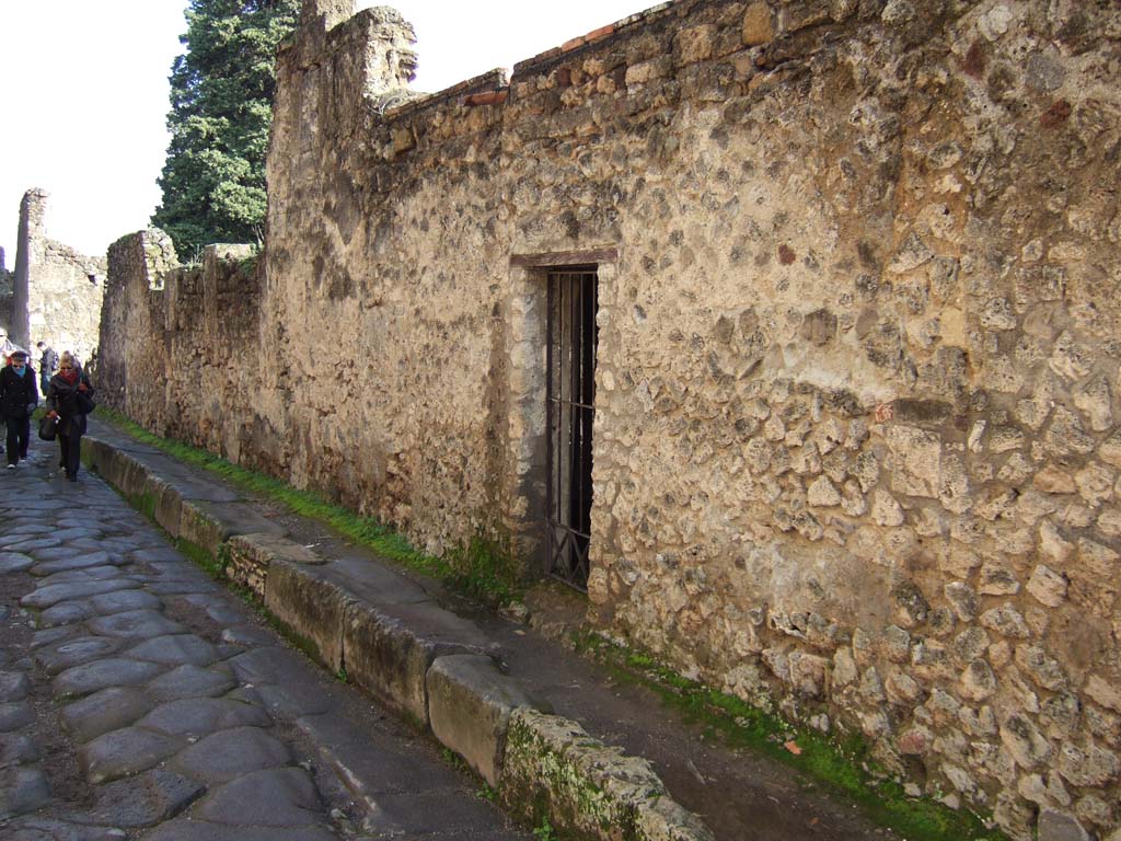 VI.10.19 Pompeii. December 2005. Looking east along Vicolo di Mercurio, towards doorway in south wall. 
According to Pagano and Prisciandaro, found in March 1829 on the corner with Via di Mercurio on the right side of the doorway, was the graffito -

Modestum    [CIL IV 242]

See Pagano, M. and Prisciandaro, R., 2006. Studio sulle provenienze degli oggetti rinvenuti negli scavi borbonici del regno di Napoli. Naples: Nicola Longobardi, (p.140).  PAH II, 219-220; III, 96.
