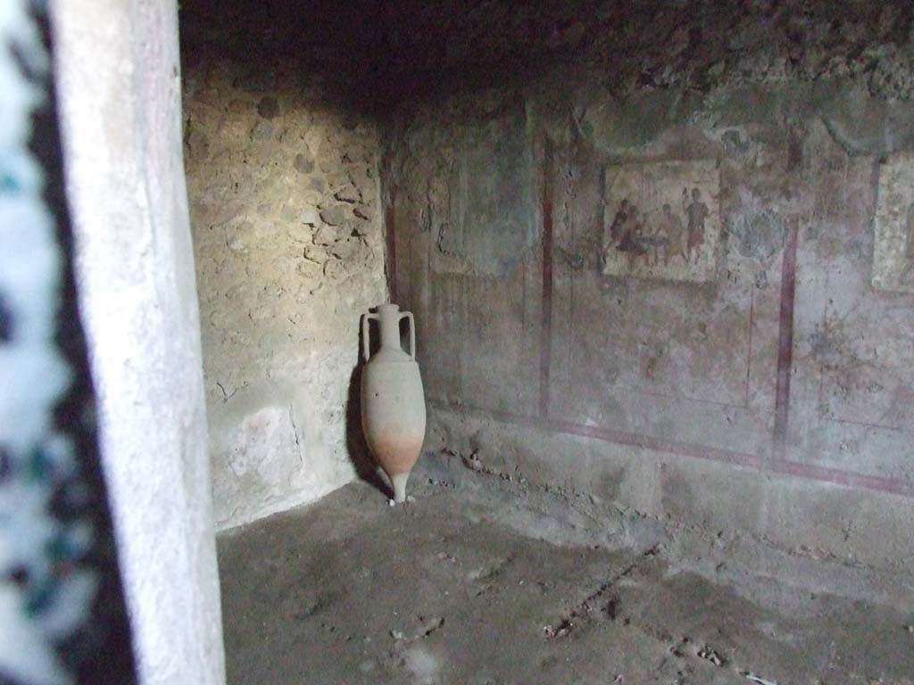 VI.10.19 Pompeii. December 2006. Frescoes in back room of bar (See VI.10.1), looking towards south-east corner.