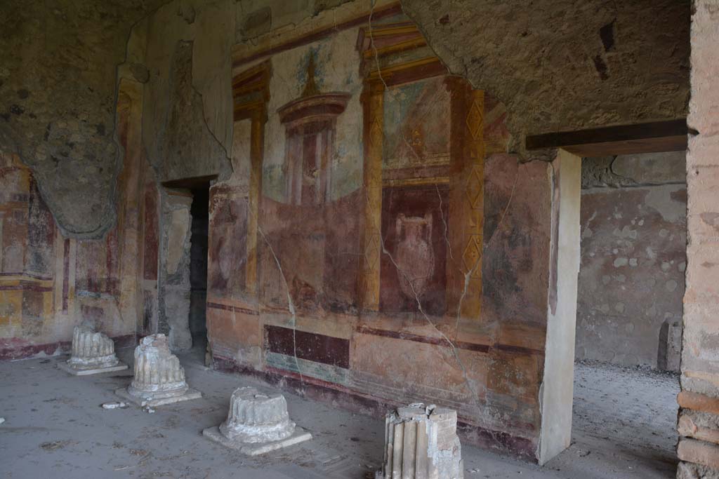 VI.11.10 Pompeii. October 2017. Room 43, remaining columns and flooring in north-east corner.
Foto Annette Haug, ERC Grant 681269 DÉCOR
