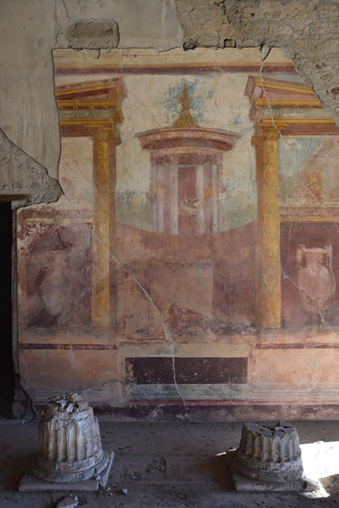 VI.11.10 Pompeii. December 2007. Room 43, east painted wall with urn, temple scene, arches and tholos.
Richardson described this as –
“Paintings show vistas of architecture, a temenos containing a Tholos flanked by symmetrical panels of cityscape.”  
See Richardson, L., 1988. Pompeii: An Architectural History. Baltimore: John Hopkins University Press. (p.165).
