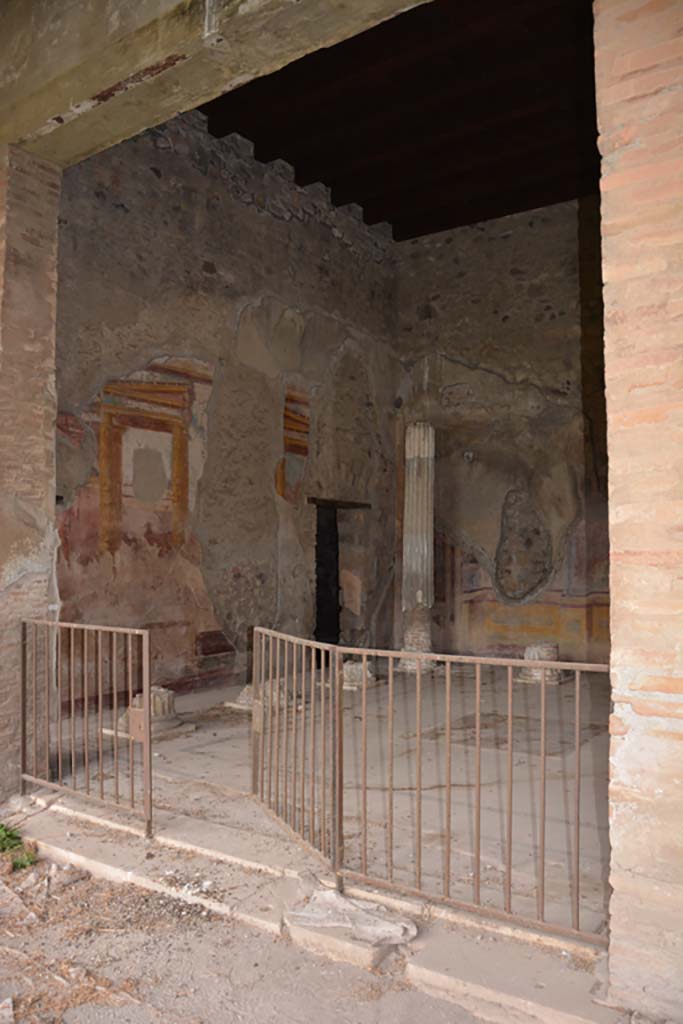 VI.11.10 Pompeii. October 2017. 
Room 43, in centre, looking north-east from portico towards room 46, on right.
Foto Annette Haug, ERC Grant 681269 DÉCOR

