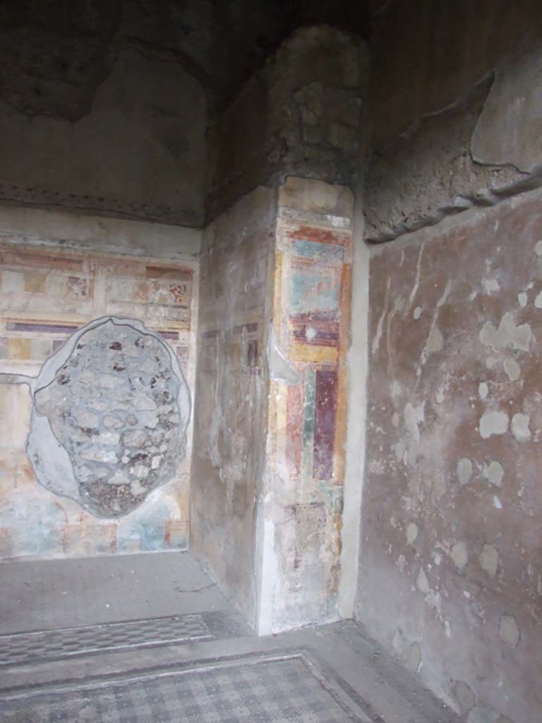 VI.11.10 Pompeii. December 2006. Room 46, painted north-east corner of bedroom.