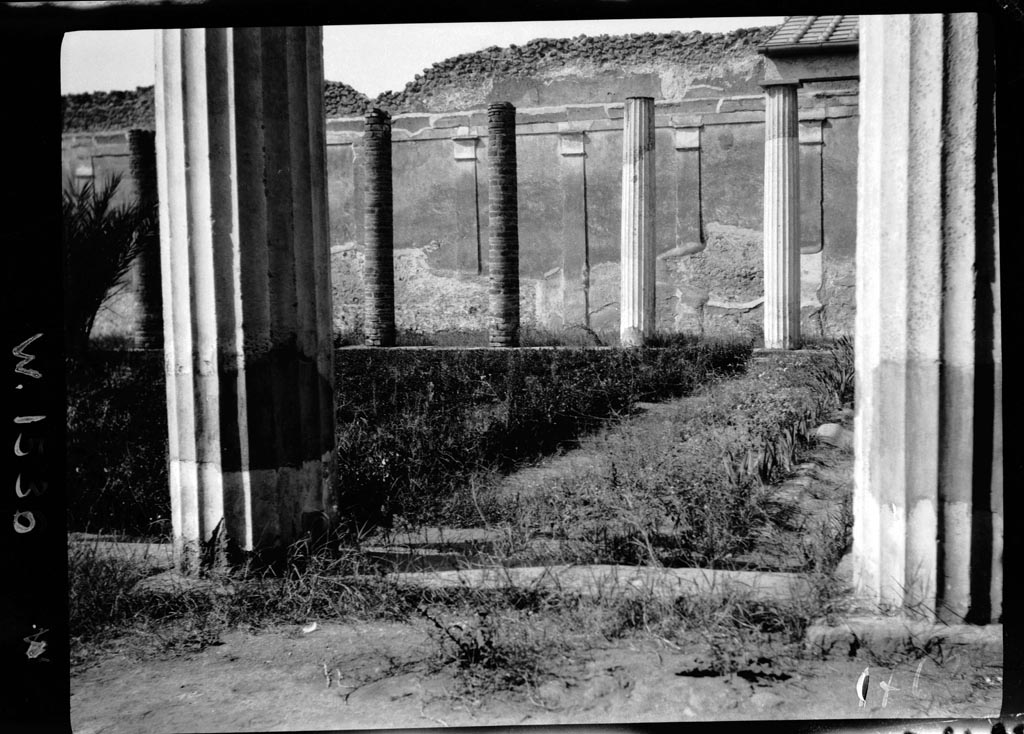 VI.11.10 Pompeii. W.1536. Looking west across peristyle 36, from east portico.
Photo by Tatiana Warscher. Photo © Deutsches Archäologisches Institut, Abteilung Rom, Arkiv. 
