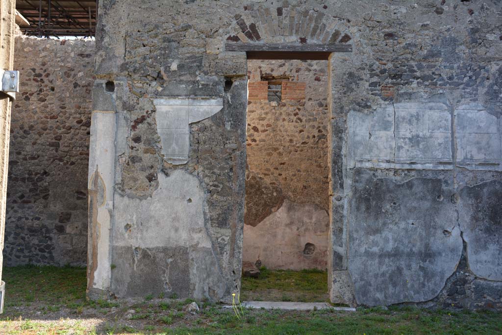 VI.11.10 Pompeii. October 2017. Room 30, doorway on east side of atrium.
Foto Annette Haug, ERC Grant 681269 DÉCOR
