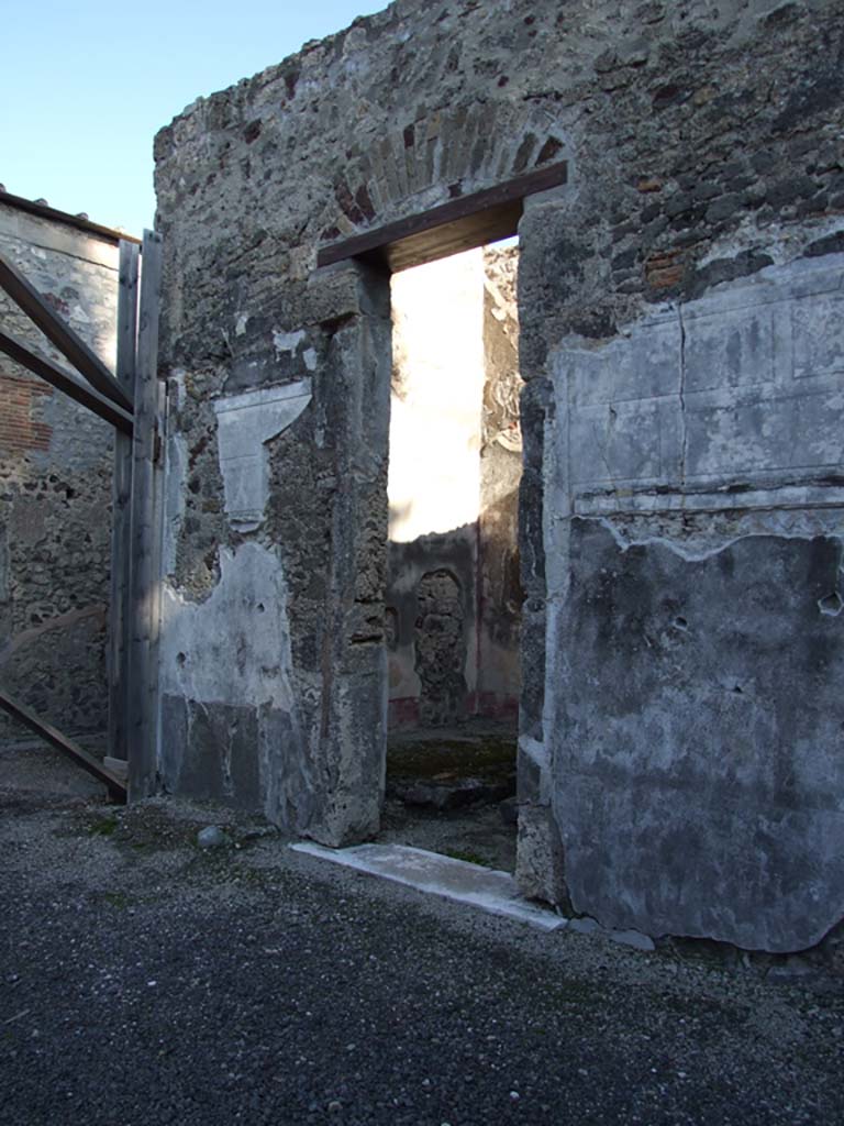 VI.11.10 Pompeii. October 2017. Room 30, threshold of doorway.   
Foto Annette Haug, ERC Grant 681269 DÉCOR
