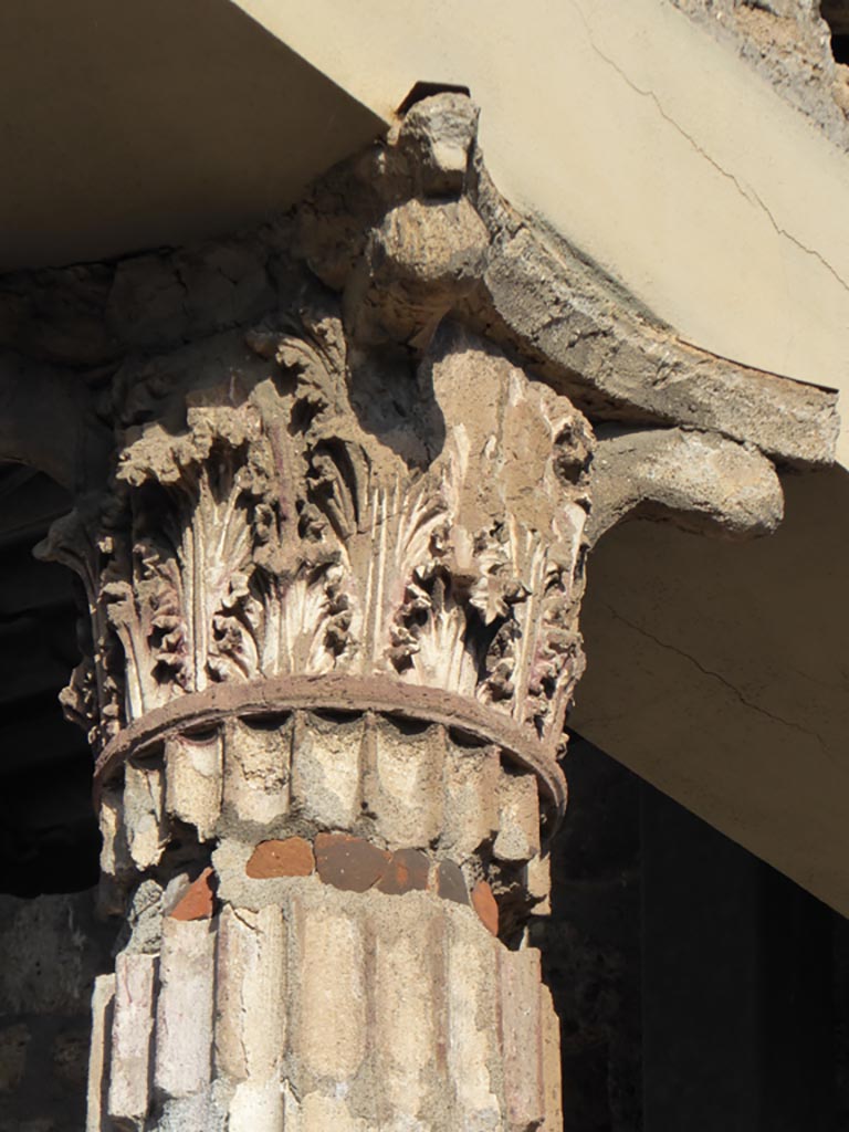 VI.12.2 Pompeii. January 2017. Detail of capital on middle column at east end.
Foto Annette Haug, ERC Grant 681269 DÉCOR.
