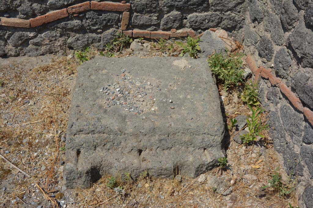 VI.12.5 Pompeii. 14th July 2017. Detail of remains of bases near north wall in north-west corner of Secondary Atrium 7, looking east.
Foto Annette Haug, ERC Grant 681269 DÉCOR.

