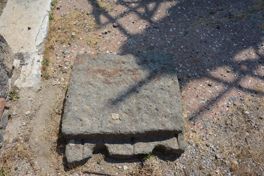 VI.12.5 Pompeii. 14th July 2017. Detail of base in north-west corner of Secondary Atrium 7.
Foto Annette Haug, ERC Grant 681269 DÉCOR.
