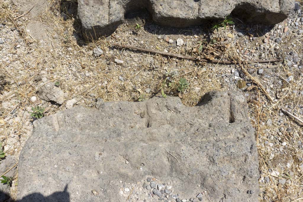 VI.12.5 Pompeii. 14th July 2017. Detail of bases in north-west corner of Secondary Atrium 7.
Foto Annette Haug, ERC Grant 681269 DÉCOR.
