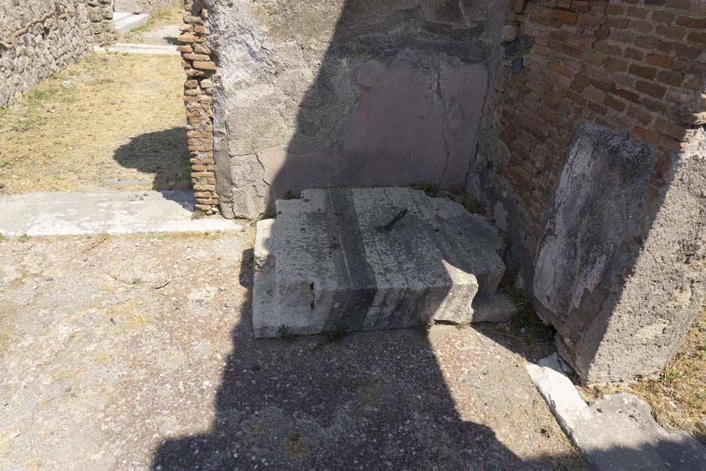 VI.12.5 Pompeii. 14th July 2017. Looking east towards base in north-east corner of Secondary Atrium 7.
Foto Annette Haug, ERC Grant 681269 DÉCOR.
