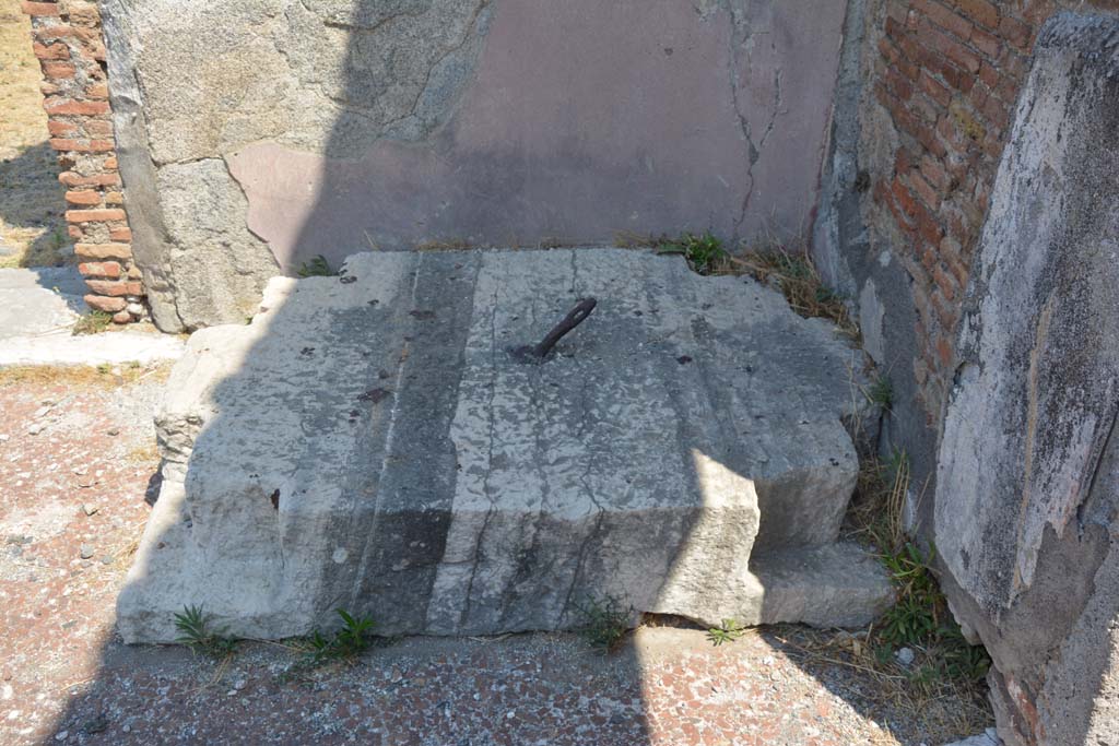 VI.12.5 Pompeii. 14th July 2017. Detail of base in north-east corner of Secondary Atrium, looking east.
Foto Annette Haug, ERC Grant 681269 DÉCOR.
