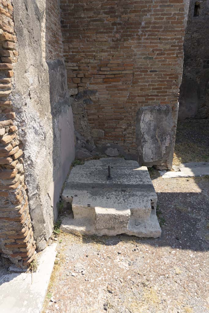 VI.12.5 Pompeii. 14th July 2017. Looking east across impluvium in atrium.
Foto Annette Haug, ERC Grant 681269 DÉCOR.
