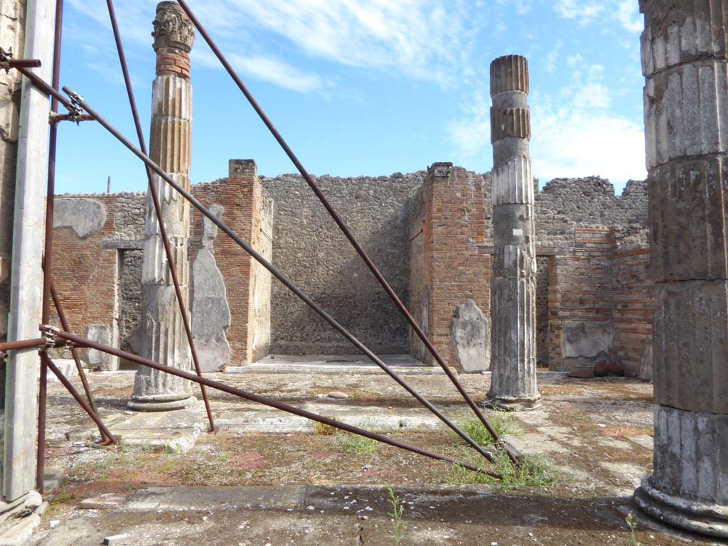 VI.12.5 Pompeii. 14th July 2017. Looking south across impluvium in atrium 7. 
Foto Annette Haug, ERC Grant 681269 DÉCOR.
