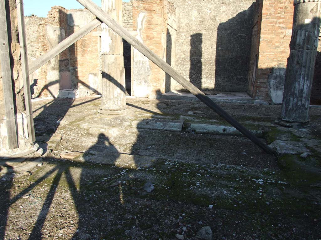 VI.12.5 Pompeii. 4th January 2017. 
Looking south across impluvium in atrium 7 towards entrance corridor.
Foto Annette Haug, ERC Grant 681269 DÉCOR.
