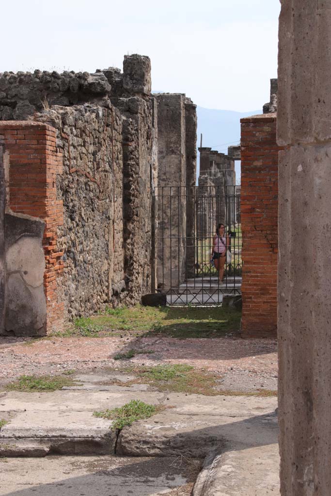 VI.12.5 Pompeii. December 2006. Looking south across atrium 7 to entrance.