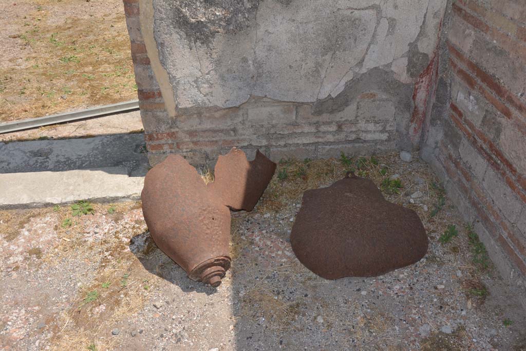 VI.12.5 Pompeii. 14th July 2017. South-east corner of atrium 7, detail of remains of a bomb from the Second World War.
Foto Annette Haug, ERC Grant 681269 DÉCOR.

