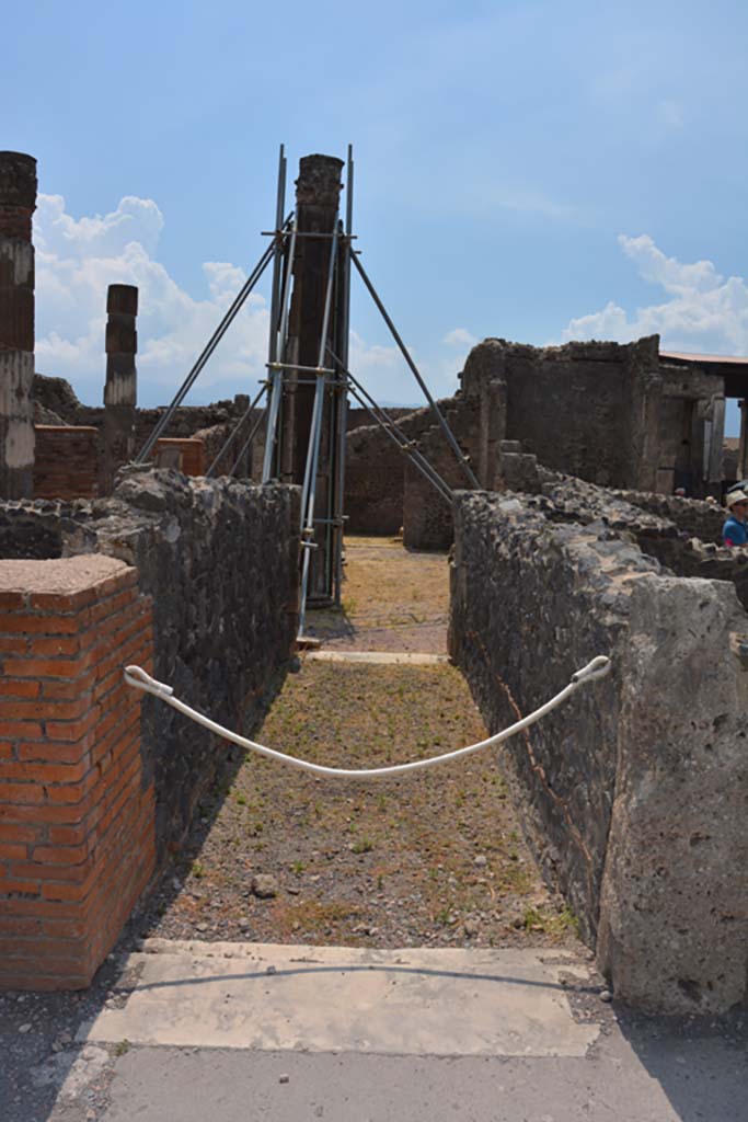 VI.12.5 Pompeii. 15th July 2017. Corridor 16, looking south towards Secondary Atrium 7.
Foto Annette Haug, ERC Grant 681269 DÉCOR.
