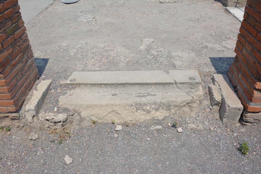 VI.12.5 Pompeii. 15th July 2017. Room 51, looking north across threshold/sill into Middle Peristyle of VI.12.2. 
Foto Annette Haug, ERC Grant 681269 DÉCOR.

