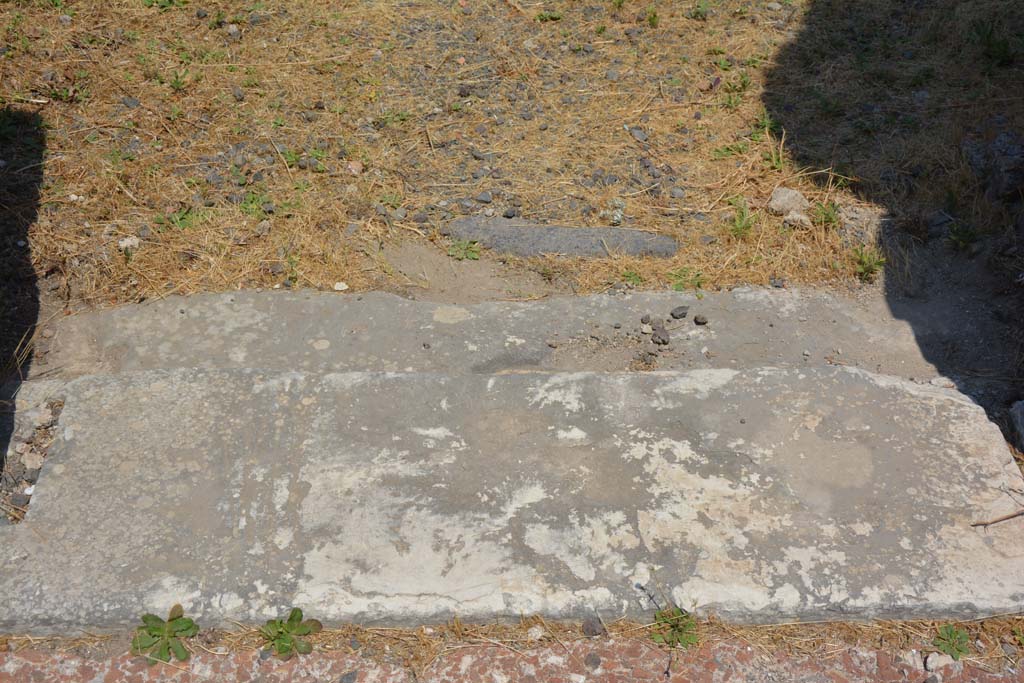 VI.12.5 Pompeii. 14th July 2017. Room 17, looking north from Secondary Atrium 7, with detail of threshold/sill.  
Foto Annette Haug, ERC Grant 681269 DÉCOR.
