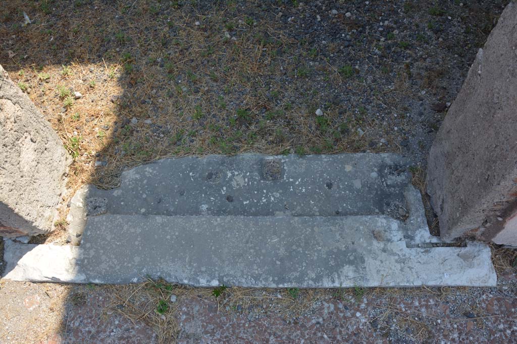 VI.12.5 Pompeii. 14th July 2017. Room 15, detail of threshold/sill. Looking east.
Foto Annette Haug, ERC Grant 681269 DÉCOR.

