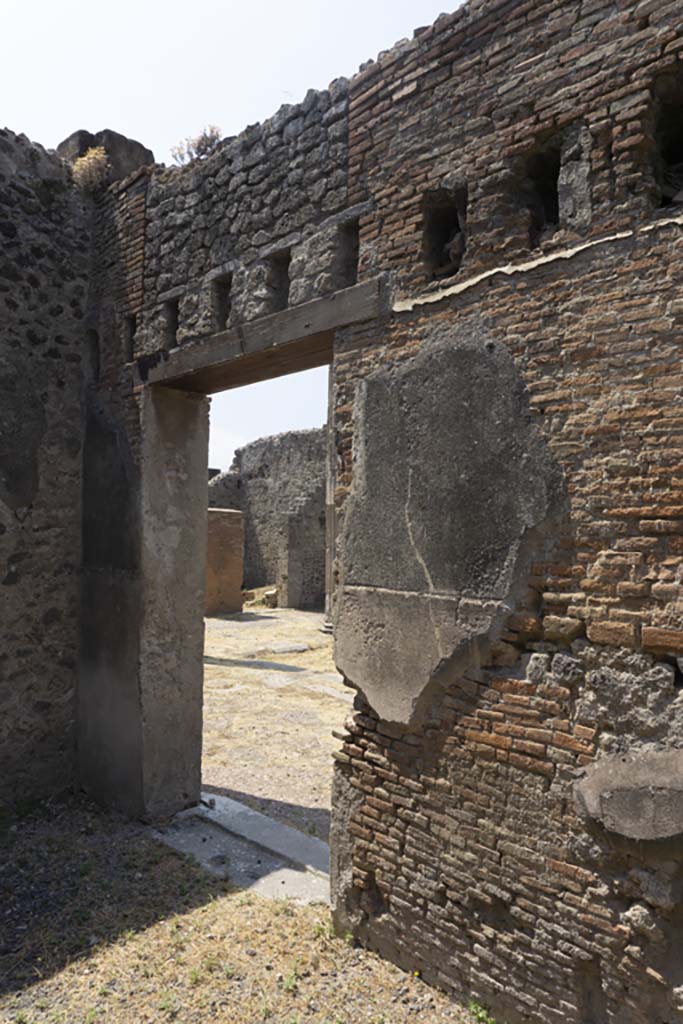 VI.12.5 Pompeii. 14th July 2017. Room 15, doorway in west wall into Secondary Atrium 7.
Foto Annette Haug, ERC Grant 681269 DÉCOR.
