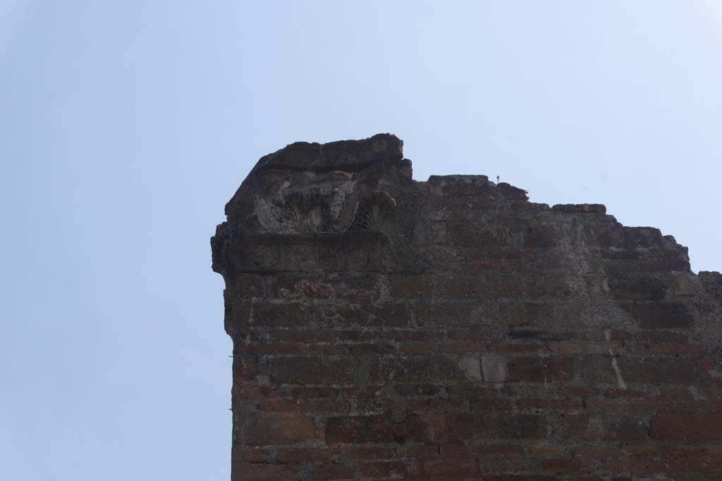 VI.12.5 Pompeii. 14th July 2017. Looking east towards capital on pilaster on south side of entrance doorway to East Ala 14.
Foto Annette Haug, ERC Grant 681269 DÉCOR.

