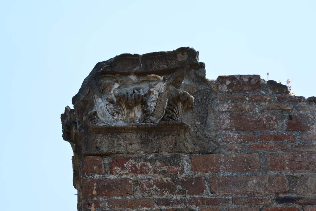 VI.12.5 Pompeii. 14th July 2017. Looking east towards capital on south side of entrance doorway to East Ala 14.
Foto Annette Haug, ERC Grant 681269 DÉCOR.


