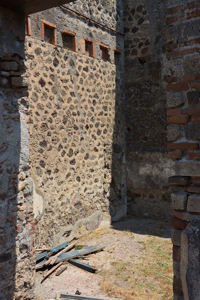 VI.12.5 Pompeii. 14th July 2017. Room 13, looking through doorway towards north wall.
Foto Annette Haug, ERC Grant 681269 DÉCOR.

