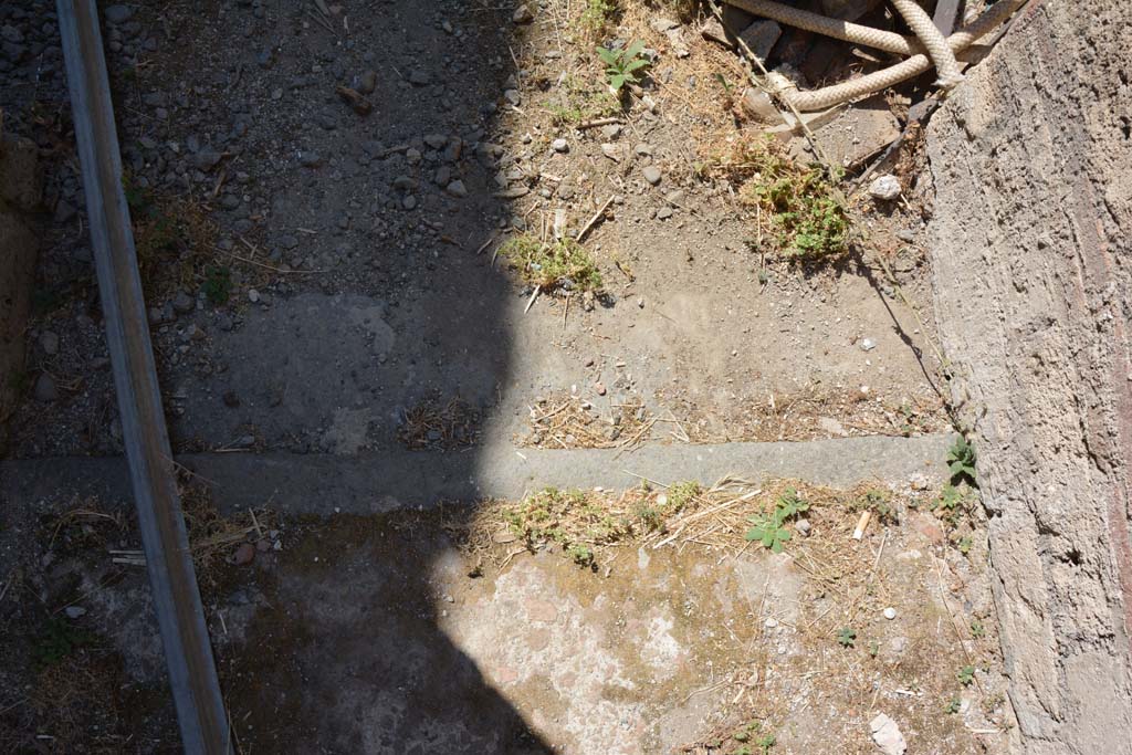 VI.12.5 Pompeii. 14th July 2017. Room 12, looking south across threshold/sill, from room 13.
Foto Annette Haug, ERC Grant 681269 DÉCOR.
