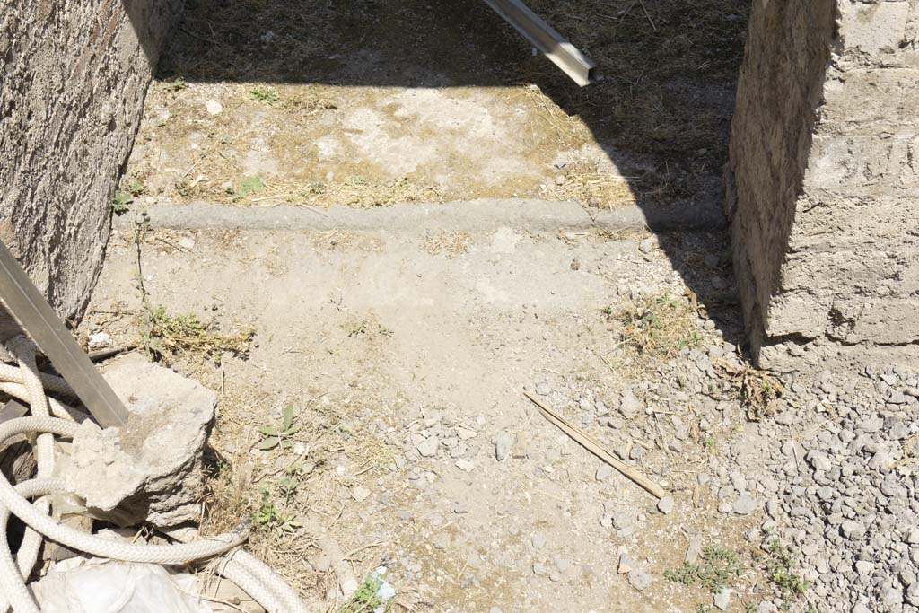 VI.12.5 Pompeii. 14th July 2017. Room 12, looking north across threshold/sill.
Foto Annette Haug, ERC Grant 681269 DÉCOR.
