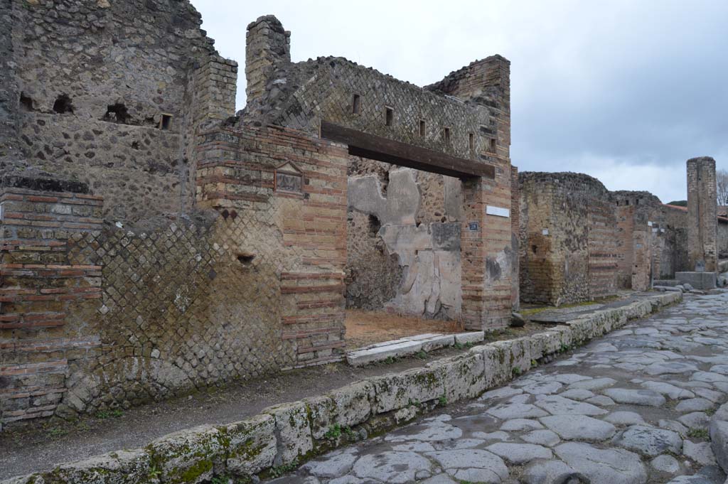 VI.14.28 Pompeii. March 2018. Looking north-west on Via del Vesuvio towards entrance doorway, and with remains of upper floor.
Foto Taylor Lauritsen, ERC Grant 681269 DÉCOR.
