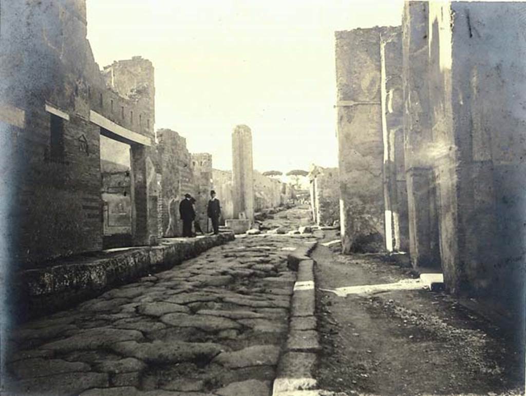 VI.14.28 Pompeii. About 1909. Via del Vesuvio, looking north. Taberna Lusoria, on the left, showing upper storey, and plaque on outside wall.  Photo courtesy of Rick Bauer.