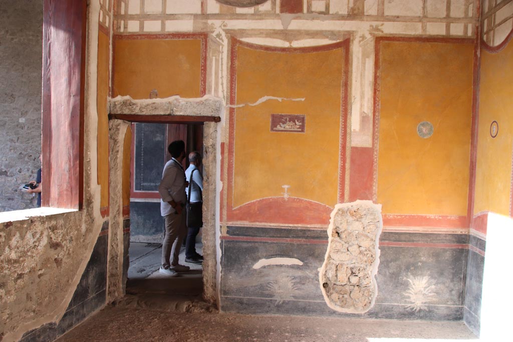 VI.15.1 Pompeii. October 2023. 
Looking towards north wall of ala i, with doorway into north exedra (room p). Photo courtesy of Klaus Heese.
