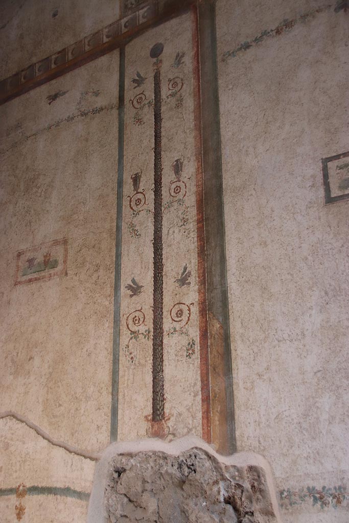 VI.15.1 Pompeii. October 2024. 
Cubiculum g, painted candelabrum at north end of east wall. Photo courtesy of Klaus Heese.
