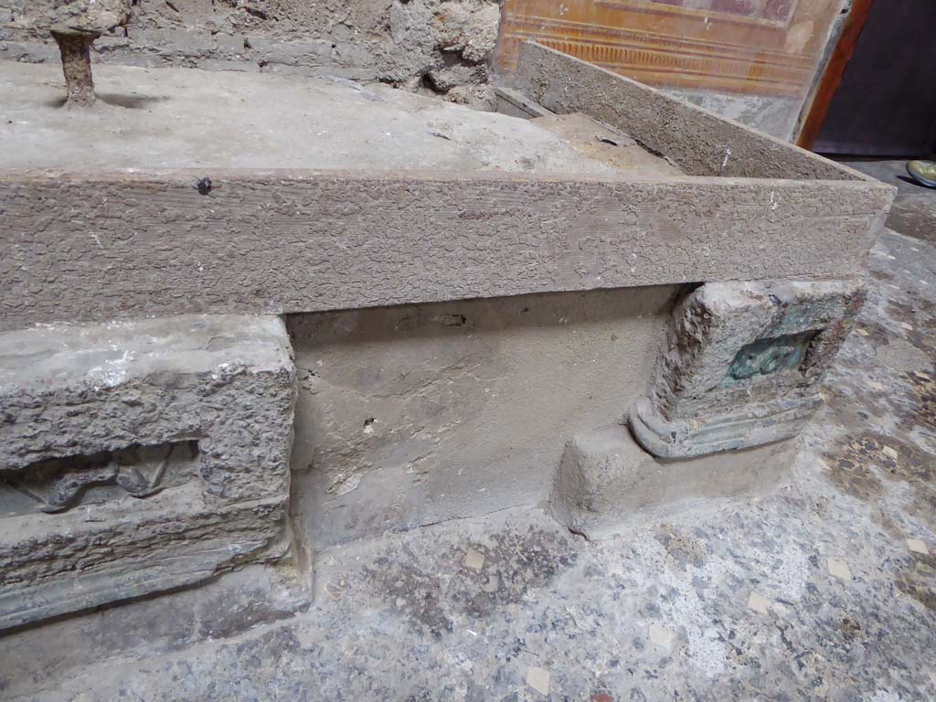 VI.15.1 Pompeii. January 2017. North side of atrium, decoration from remains of strong box, in centre and at east end.
Foto Annette Haug, ERC Grant 681269 DÉCOR.
