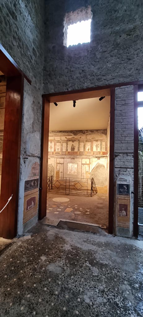 VI.15.1 Pompeii. January 2023. 
South-east corner of atrium with doorway into oecus (e). 
Photo courtesy of Miriam Colomer.
