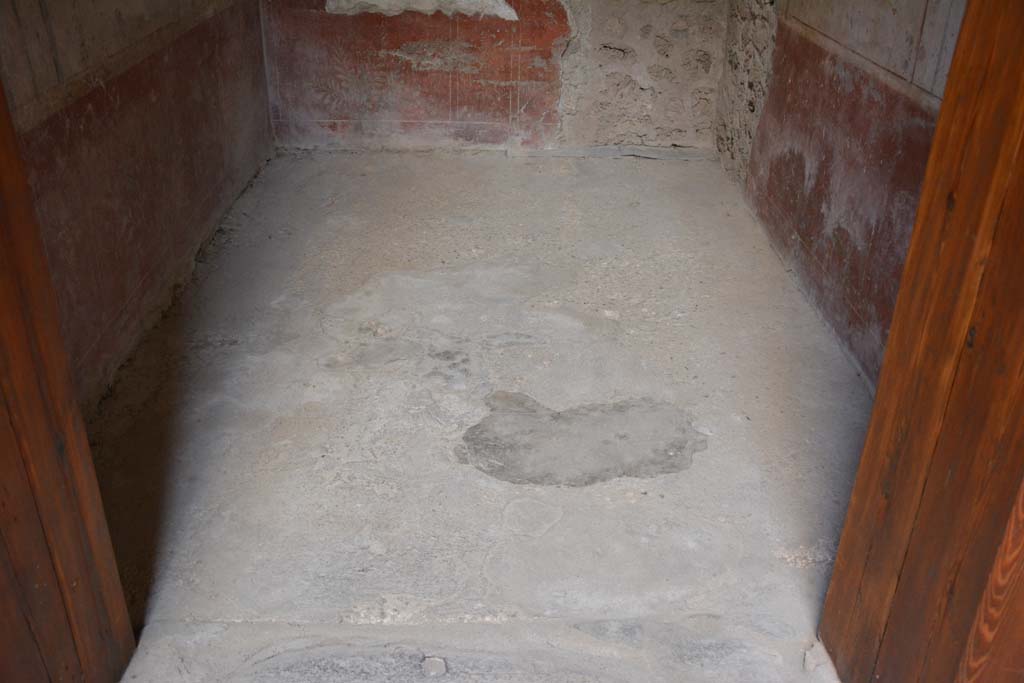 VI.15.1 Pompeii. July 2017. Looking south across flooring in cubiculum from doorway.
Foto Annette Haug, ERC Grant 681269 DÉCOR.
