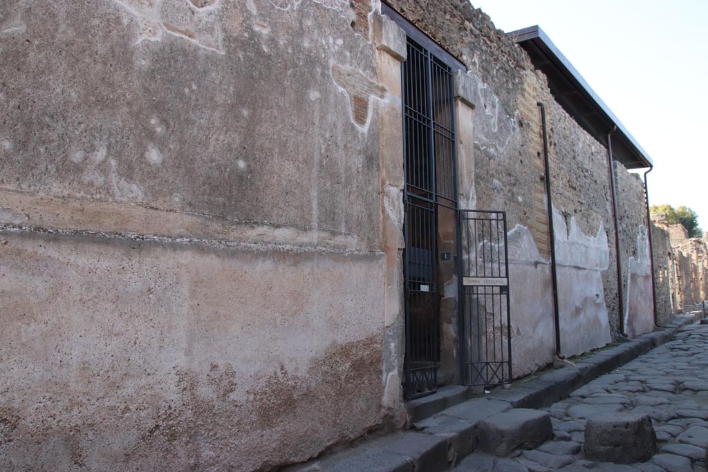 VI.15.1 Pompeii. October 2023. Looking towards entrance doorway on west side of Vicolo dei Vettii. Photo courtesy of Klaus Heese.