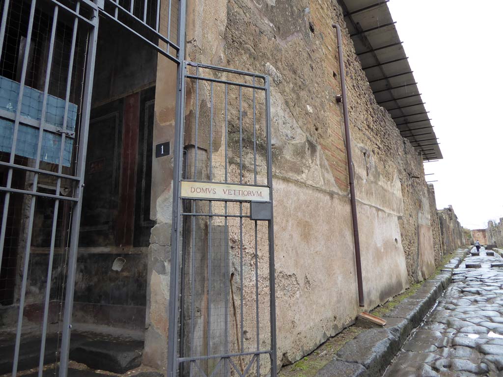 VI.15.1 Pompeii. January 2017. Looking north from entrance doorway on west side of Vicolo dei Vettii.
Foto Annette Haug, ERC Grant 681269 DÉCOR.
