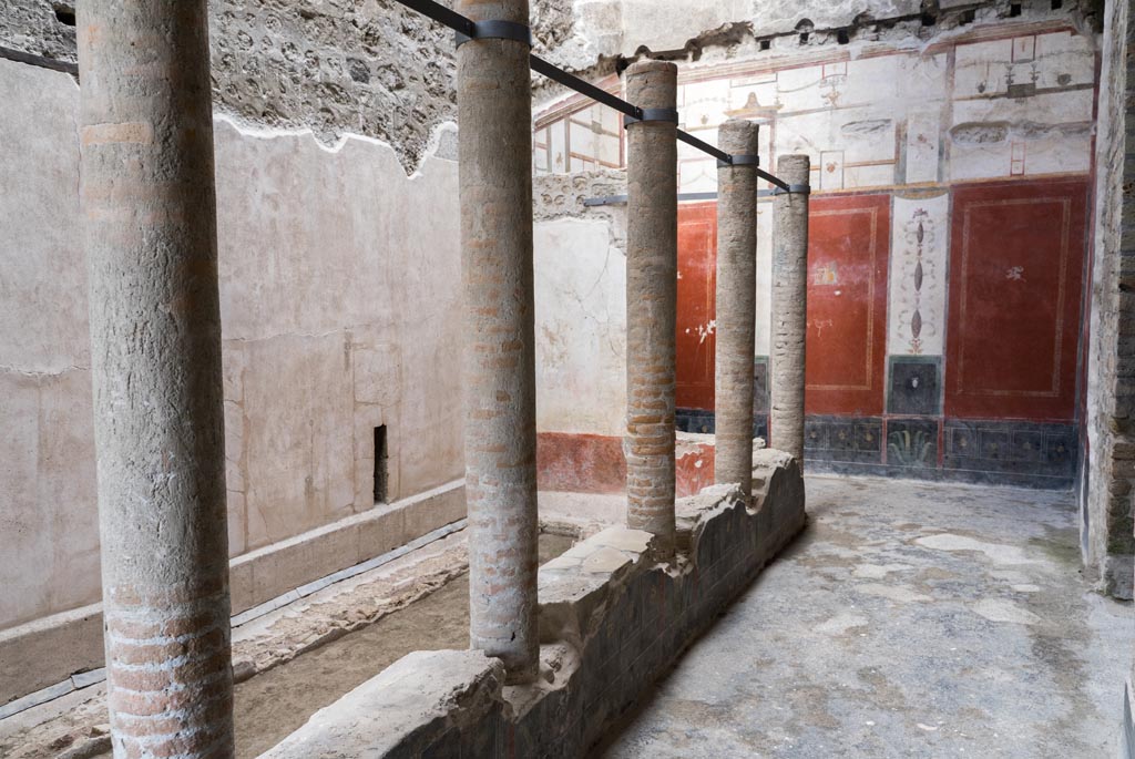 VI.15.1 Pompeii. March 2023. Looking north-west across east portico of small courtyard "s". Photo courtesy of Johannes Eber.