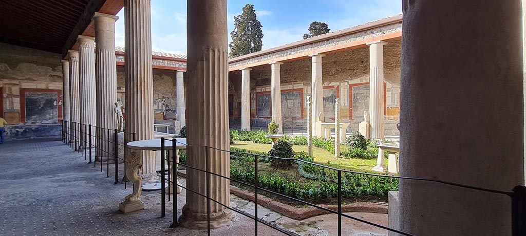 VI.15.1 Pompeii. January 2023. Looking towards west portico at south end across peristyle from east portico. Photo courtesy of Miriam Colomer.