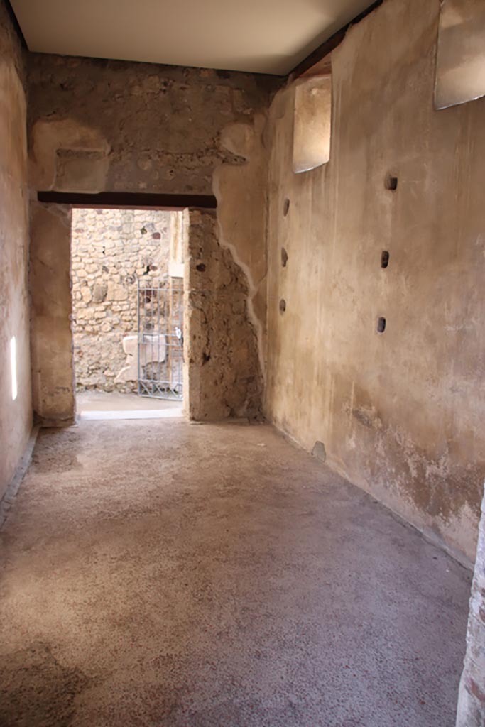 VI.15.1 Pompeii. December 2006. 
Doorway to room in south-east corner of peristyle. (PPM room – o).
