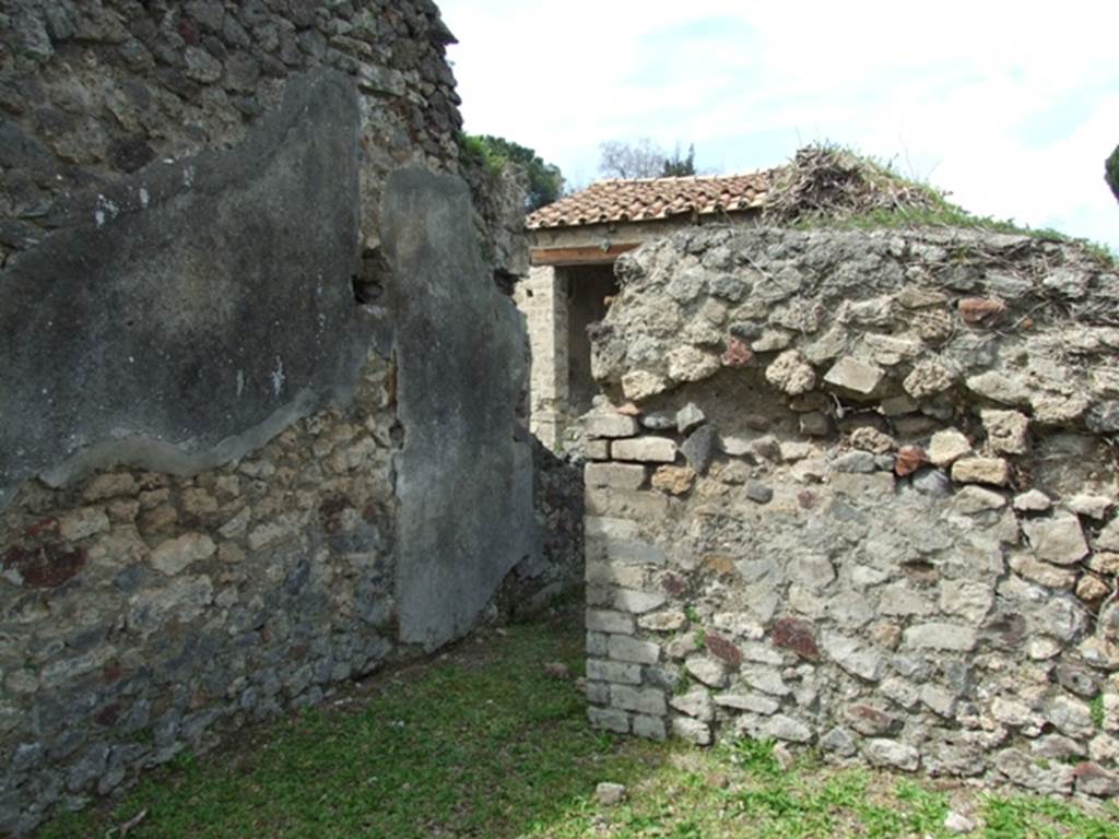 VI.16.27 Pompeii. March 2009. Room S, north-west corner of oecus, with doorway to corridor Q.