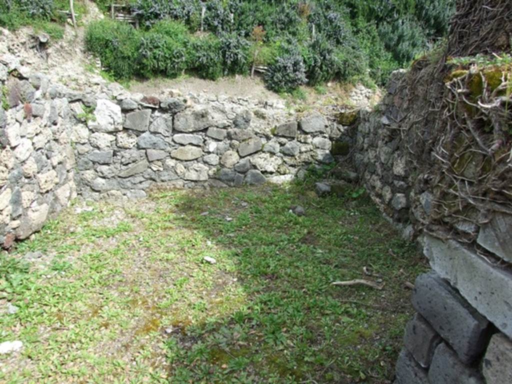 VI.16.27 Pompeii. March 2009. Room R, looking east. According to NdS, this was also a rustic room. An imprint of the ladder of the wooden staircase to the upper floor was reported by the excavators in this room. See Notizie degli Scavi, 1908, (p.191)
