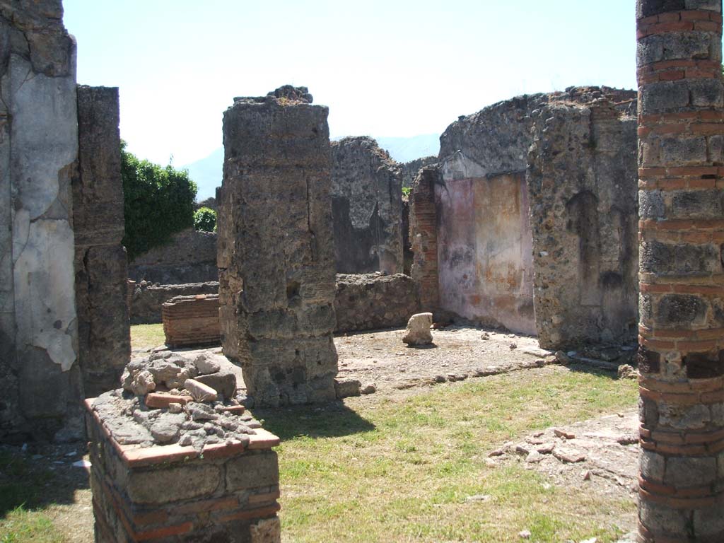 VI.16.27 Pompeii. May 2005. 
Looking from doorway of room I, across atrium of VI.16.26 towards south wall, and doorways to rooms K and L.
