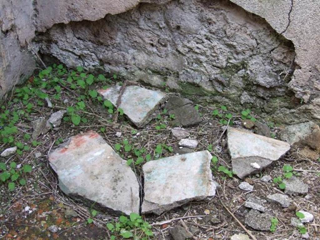 VI.16.28 Pompeii.  March 2009.  Room H, North west corner.  Newly fallen painted plaster from wall.